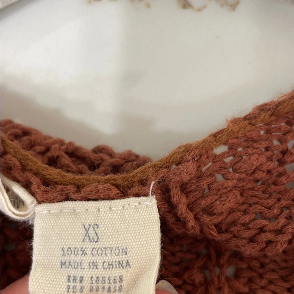 Sky and Sparrow V-Neck Sweater in Warm Brown | XS